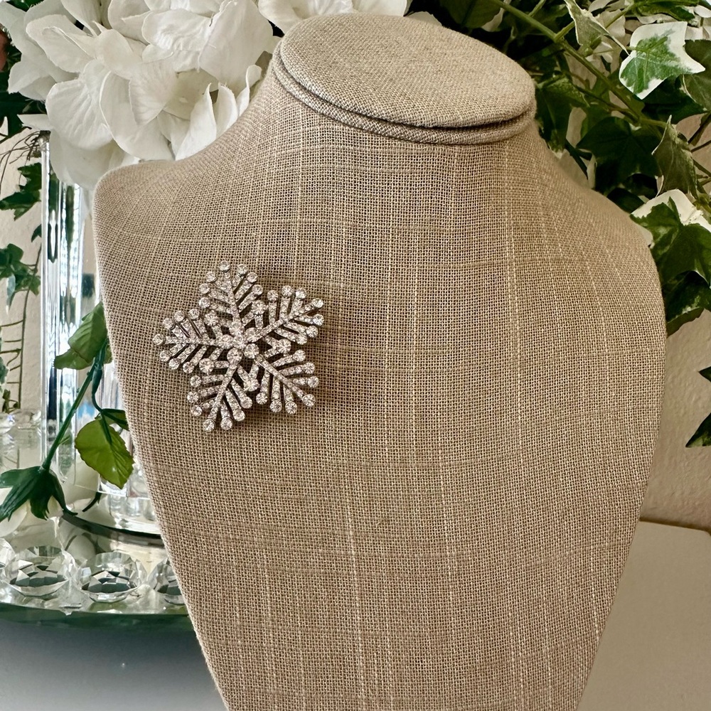 Estate Crystal Rhinestone Snowflake Brooch / pendant - Picture 3 of 7